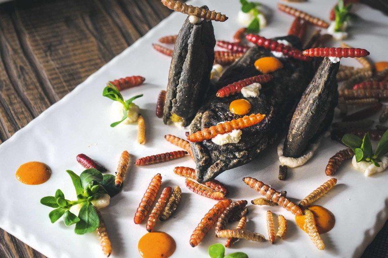 Der Wurm im Mezcal ist eigentlich eine Raupe – im Tequila sind Zusatzstoffe, und dazu zählen auch Insekten, aber per Gesetz verboten.