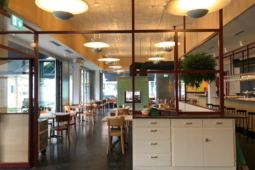 «Osso»
Hinter dem neuen Restaurant «Osso»&nbsp;unweit der Zürcher Langstrasse stecken die bekannten Zürcher Gastronomen Franziska Kempf, Marcel Erzinger und Ivo Müller. Im Mittelpunkt des kulinarischen Konzepts steht vor allem Gemüse – Fleisch ist hier nur Beilage. Küchenchefin Sanne Eisenring serviert moderne Gerichte aus besten lokalen und saisonalen Zutaten.
Zollstrasse 121, 8005 Zürich ossozuerich.ch

