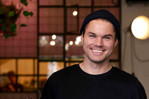 Happy Barista(s): Marian Plajdicko betreibt einen Specialty Coffee Shop in Berlin.