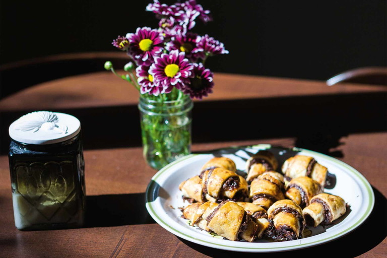 Süsse Köstlichkeiten, wie Rugelach, mit Datteln und Nüssen gefüllte Kipferl, dürfen aber natürlich nicht fehlen.&nbsp;