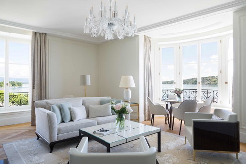«The Woodward»
Im September eröffnete die Oetker Collection ihr All-Suite-Hotel mit dem hochkarätigen Restaurant «L'Atelier Robuchon». Die 26 Suiten des Hotels wurden durch individuelle Designdetails wie Marmorkamine und Bücherregale ausgestattet. Zudem gibt es ein umfassendes Wellness-Angebot mit einem 21 Meter langen Indoor-Pool.
Quai Wilson 37, 1201 Genf oetkercollection.com