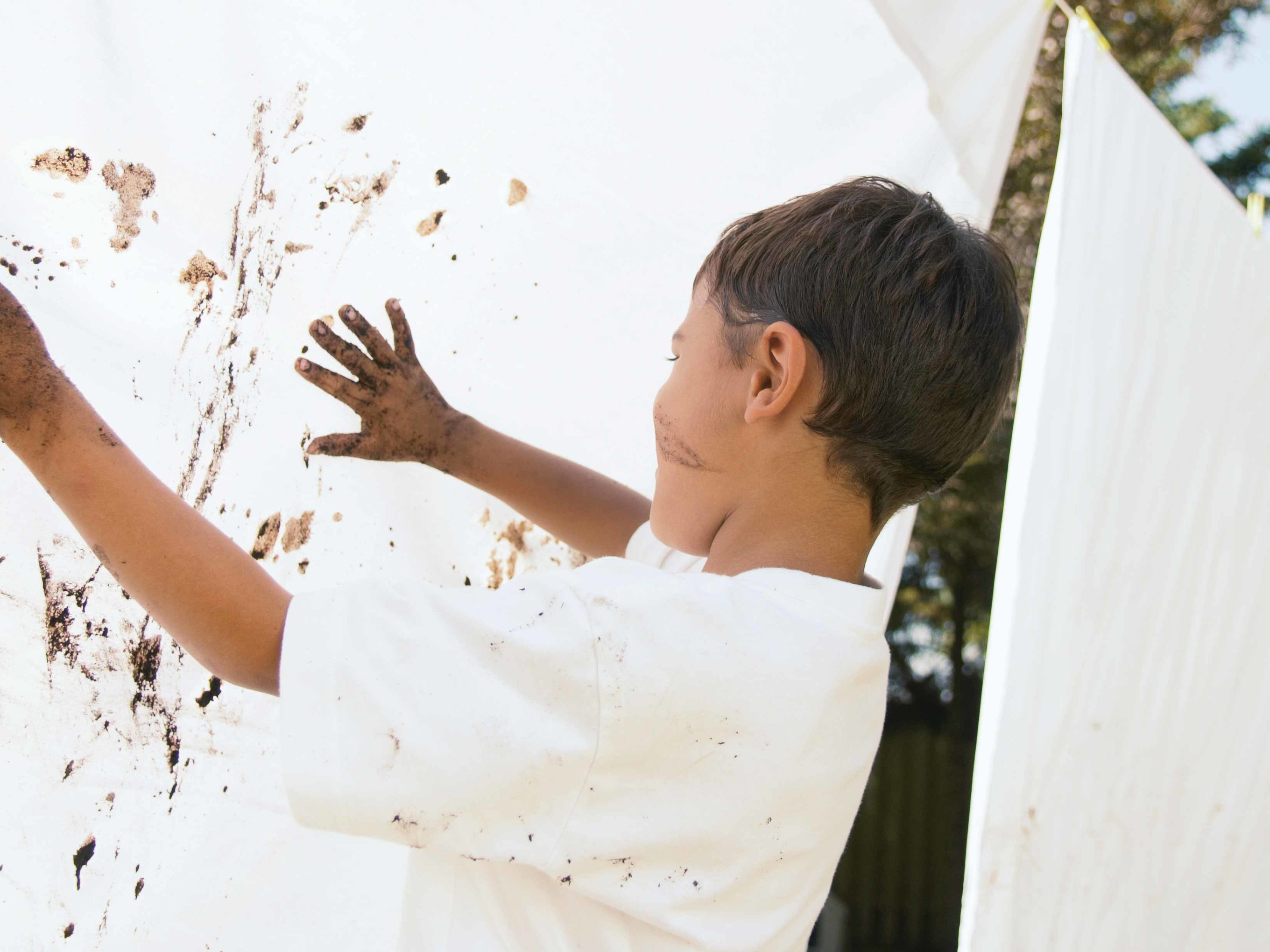 Kinder haben keinerlei Berührungsängste mit Schmutz. Liegen sie damit instinktiv richtig oder müssen wir unseren Umgang mit Keimen überdenken?