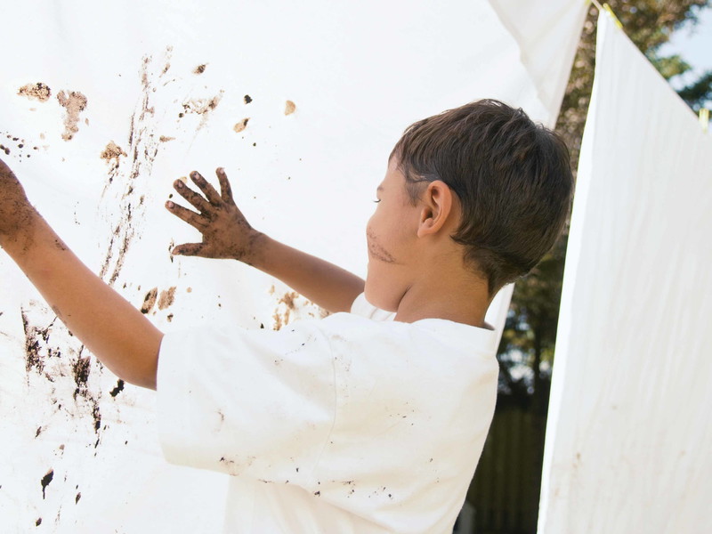 Kinder haben keinerlei Berührungsängste mit Schmutz. Liegen sie damit instinktiv richtig oder müssen wir unseren Umgang mit Keimen überdenken?