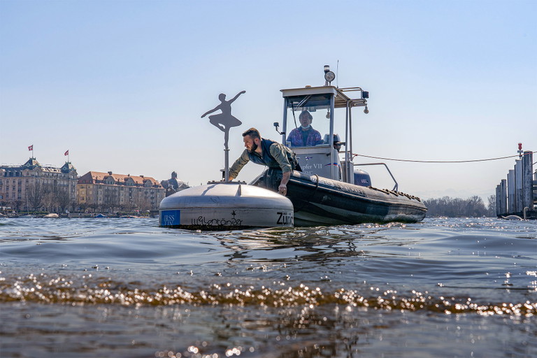 Robert Irsslinger tanzt aus der Reihe: 900 Liter Johanniter in einer Boje im Zürcher See