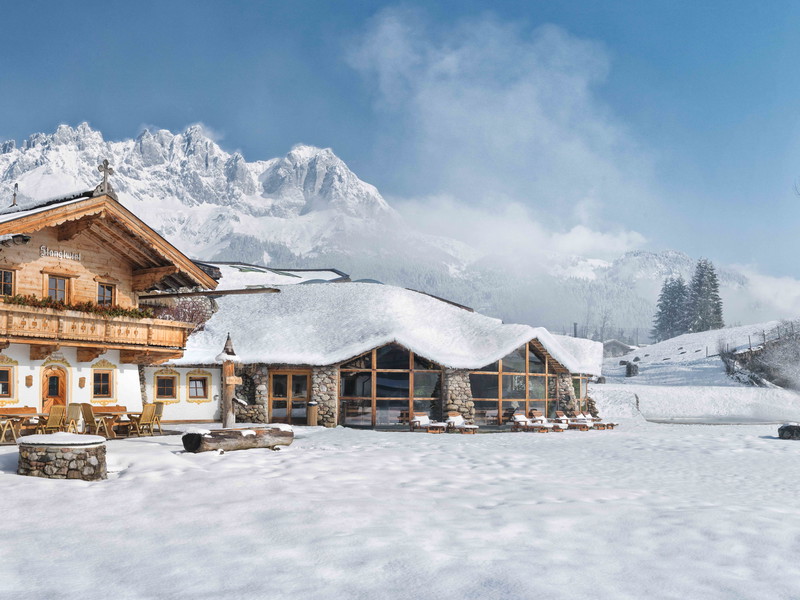 Eine Ikone der Tiroler Gastlichkeit: Der »Stanglwirt« in Going mit Blick auf den Wilden Kaiser.