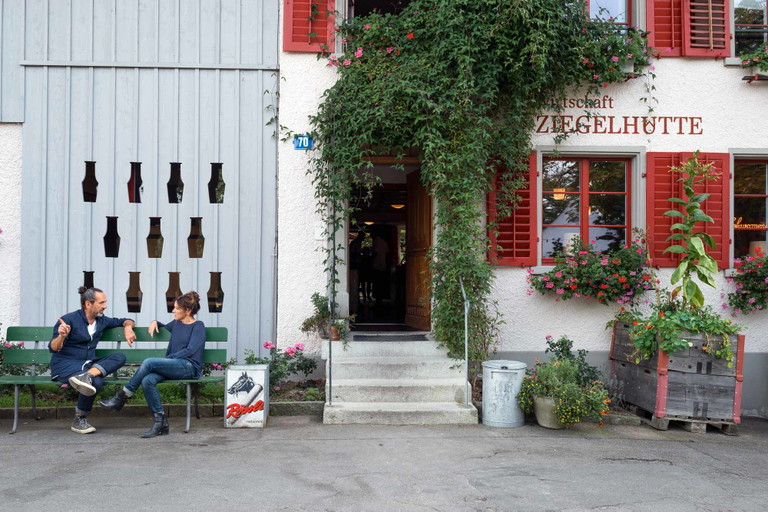 Rose Lanfranchi und Stefan Tamò vor dem Restaurant «Ziegelhütte».