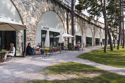 Shopping&nbsp;paradise:&nbsp;The Viaduct design shops&nbsp;and&nbsp;hipster cafés all vie for your custom;&nbsp;in&nbsp;the market&nbsp;hall&nbsp;there&nbsp;are&nbsp;regional&nbsp;products.&nbsp;