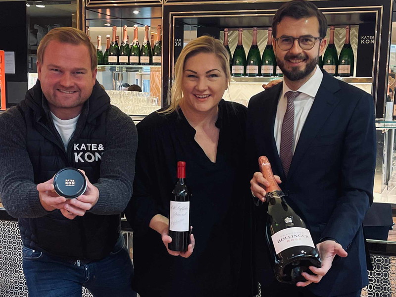Die beiden Köpfe von KATE &amp; KON Konstantin und Katharina Wolf mit dem Food Director des »Park Hyatt Vienna« Franz Zauner.