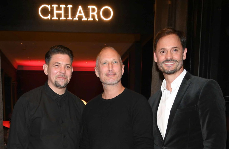 Tim Mälzer mit Benno Fürmann&nbsp;und Gordon Debus&nbsp;bei der Eröffnung des Restaurants »Chiaro«