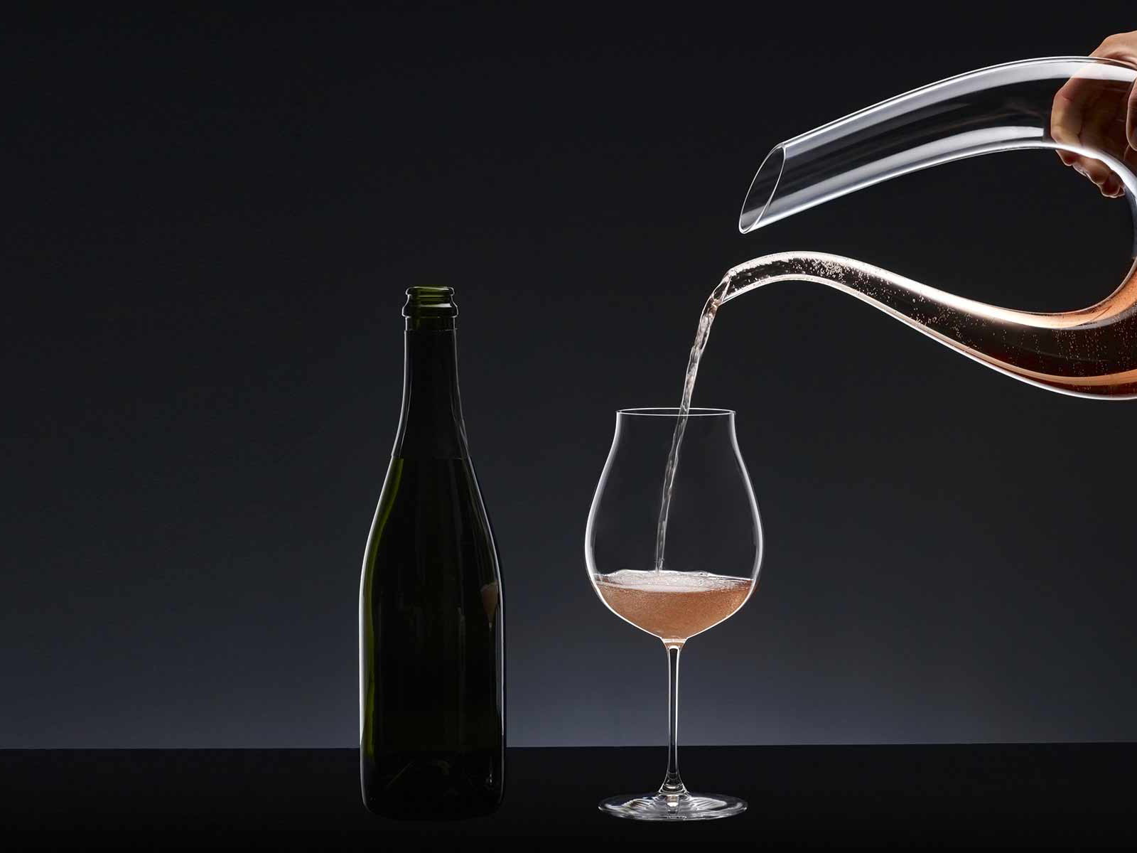 Nicht nur Rotwein profitiert von einer Belüftung durch Dekantieren, auch für viele Weiß-, Rosé- und Schaumweine ist ein Quantum Sauerstoff sehr förderlich.