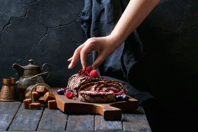 Das französische Weihnachtsdessert «Bûche de Noël» wird in vielen Haushalten serviert – es erinnert an einen alten Brauch, als Gäste noch Holzscheite zum Fest mitgebracht haben.