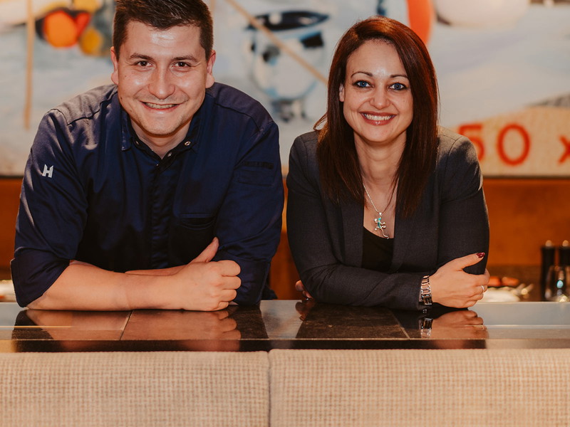 Ernest Dizdarevic mit&nbsp;Maître und Sommelière&nbsp;des&nbsp;»Le Faubourg« Andrea Sinner.