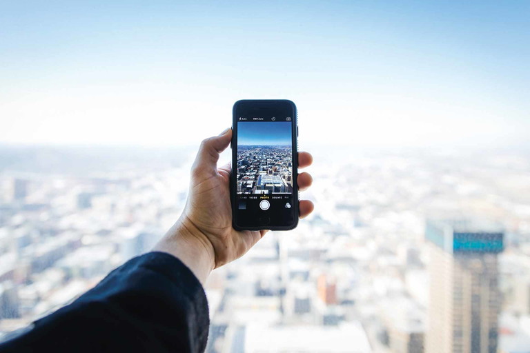 IMMER DABEI. Das Mobiltelefon spielt eine wichtige Rolle beim Reisen: Wir checken automatisch in Hotels ein, beweisen den aktuellen Impf­status, können simultan übersetzen und Rechnungen bezahlen. All das ist heute schon technisch möglich. Die breite Anwendung wird künftig aber selbstverständlicher werden.
