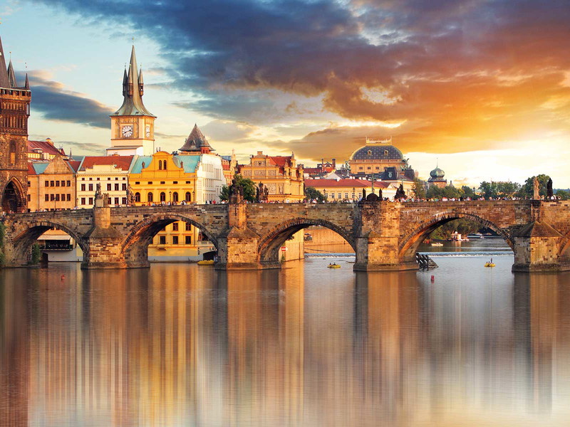 Prague&nbsp;Monument:&nbsp;The&nbsp;Charles Bridge&nbsp;connects&nbsp;the&nbsp;Old&nbsp;Town&nbsp;with the&nbsp;Lower Town.