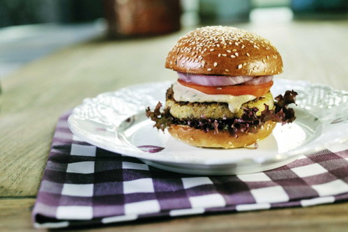 Falafel,&nbsp;tahini&nbsp;sauce&nbsp;and marinaded&nbsp;onions&nbsp;–&nbsp;the&nbsp;burgers&nbsp;in the&nbsp;trendy&nbsp;Dish bistro&nbsp;are&nbsp;very creative.
