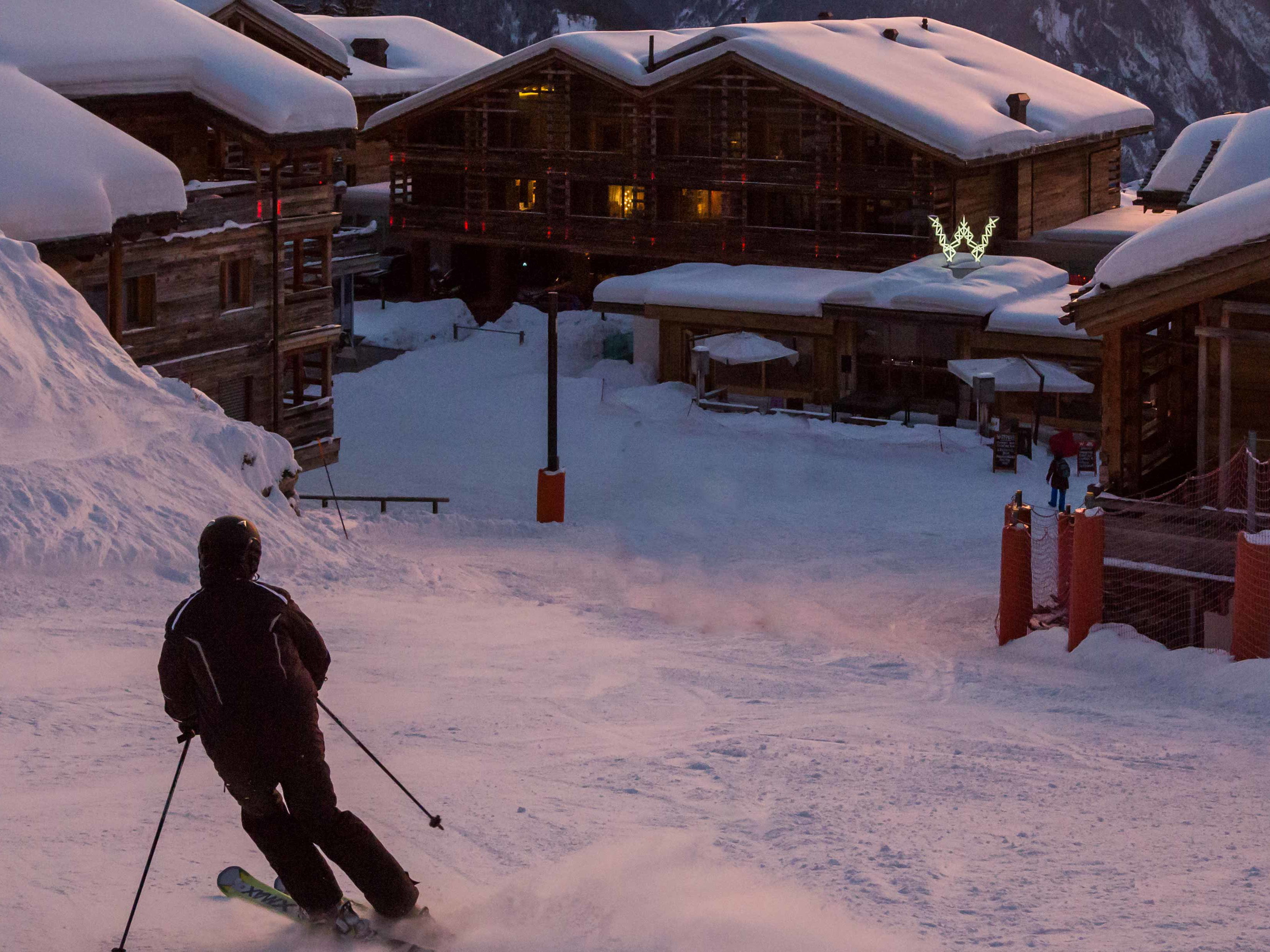 Vom Luxusresort «W Verbier» können Gäste direkt vom Hotel mit ihren Skiern losfahren.