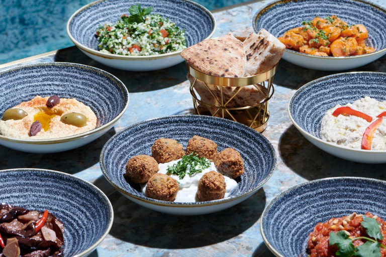 Auswahl verschiedener Mezze-Gerichte im «Roof Garden».