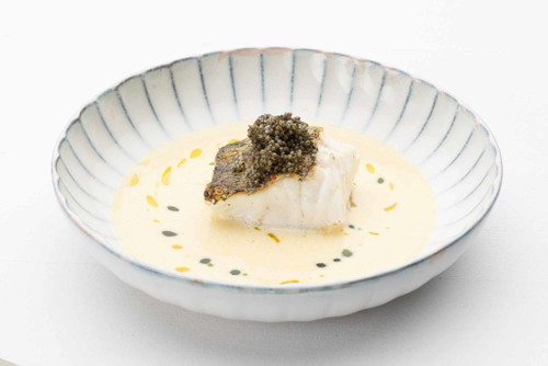 Zander vom Holzkohle-Grill mit Beurre-Blanc Sauce und vegetarischem Kaviar