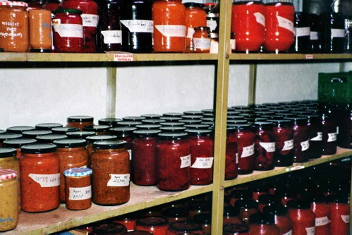 Die Früchte und das Gemüse für die Konserven werden von Diener und Hüüser selbst geerntet und eingemacht.