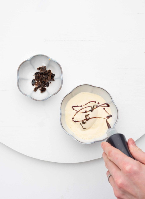 Madagaskar Vanille-Royale mit japanischem Ryoma Rum mit Bananenglace, Kürbiskernen und fermentierter Limette.