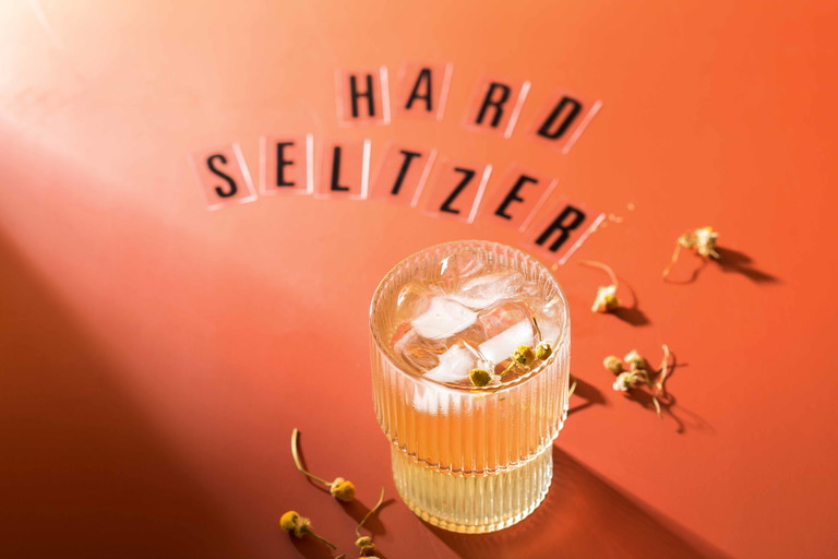 Seinen Ursprung hat das Hard Seltzer in den USA, wo meistens Alkohol auf Zuckerrohrbasis oder Malz verwendet wird.