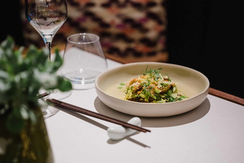 In seinem Restaurant »Tim Raue« in Berlin-Kreuzberg&nbsp;kocht der kulinarische Querdenker vegane Menüs mit Planted Fleisch.