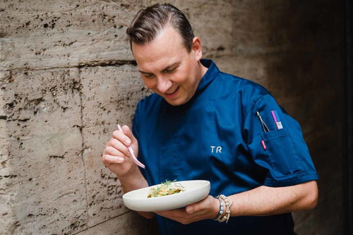 Tim Raue genießt zwei bis drei Tage die Woche vegan.