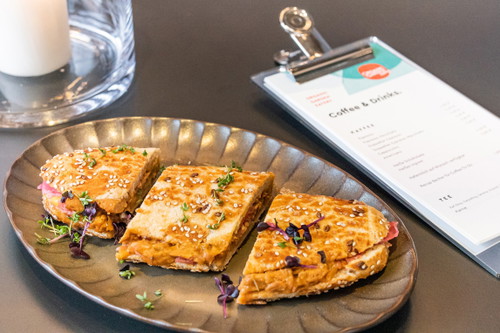 Ein Sandwich mit pflanzlichem BBQ-Chicken