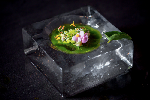 «White Rabbit» Restaurant: Okroshka-Suppe mit weissen Milchpilzen in einer Eisschale