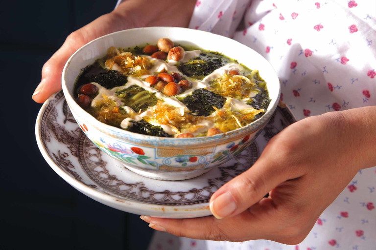 Ash-e-Reshteh ist eine populäre Suppe, die zu besonderen Anlässen, wie etwa zum persischen Neujahr am 20. bzw. 21. März, serviert wird. Sie besteht aus Spinat, Kräutern, verschiedenen Hülsenfrüchten, Nudeln und Kaschk, einer getrockneten Joghurtmasse.