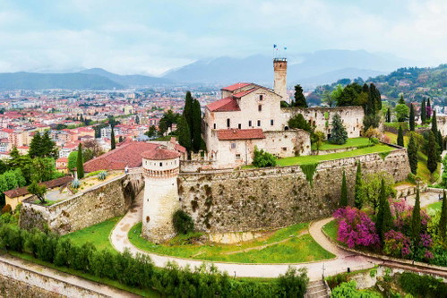 The&nbsp;castle&nbsp;of&nbsp;Brescia&nbsp;is&nbsp;also&nbsp;known as the&nbsp;Falcon&nbsp;of&nbsp;Italy&nbsp;because its prominent position&nbsp;offers&nbsp;a&nbsp;magnificent&nbsp;all-round&nbsp;view.