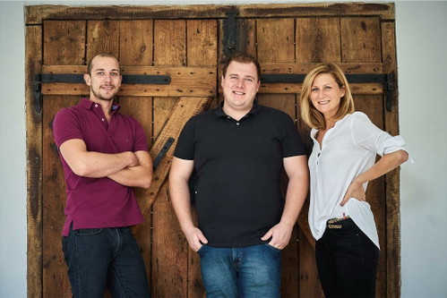 Die drei vom »Schenk’Haus«: Pia, Patrick und Andreas haben den Stall des Opas zu einem zeitgenössischen Heurigen umfunktioniert.