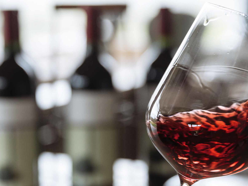 Das Schwenken des Glases gibt Informationen über die Viskosität des Weins, aber es bringt auch Sauerstoff an den Wein – und hilft, Aromen freizusetzen.