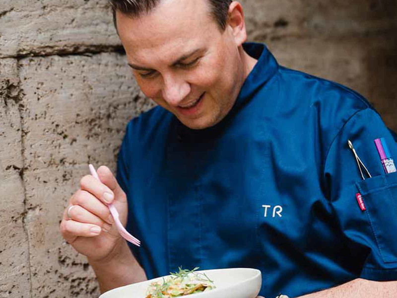 Tim Raue geniesst vegan.
