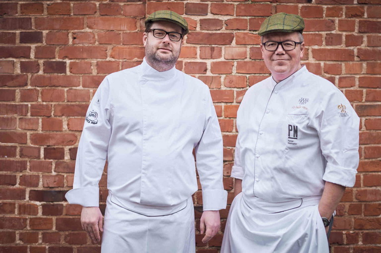 Peter Niemann (r.) teilt sich bald die Position des Küchenchefs mit Denis Jahn.