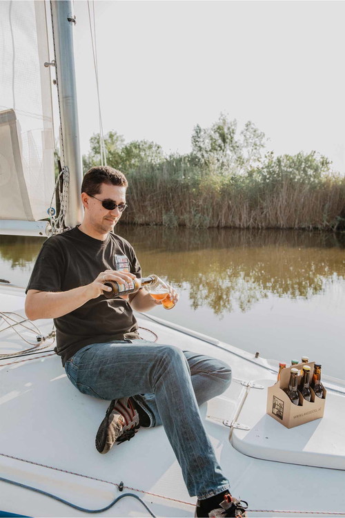 Pannonischer Lifestyle – Nikolaus Tittler genießt sein Lakeseidel beim Segeln am Neusiedler See.