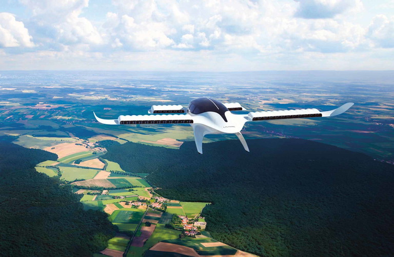 Mal eben über einen Stau fliegen, für 30 Kilometer ins Flugzeug steigen – das könnte in nicht allzu ferner Zukunft mit Unternehmen wie »Lilium«&nbsp;Realität werden. Nach Schätzungen sind in der Branche bereits mehrere hundert Firmen aktiv, Investoren fördern Start-ups schon jetzt mit Milliardensummen.