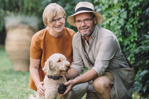 Martina Löffler und Ronald Preissegger kultivieren in Pötsching Burgundertrüffel. Erhältlich ab Anfang Juni bis Ende Oktober nach telefonischer Vereinbarung.