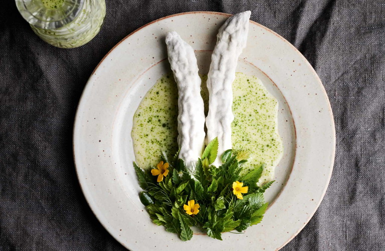 René Redzepi verschob im «Noma» die Grenzen der Kochkunst. Hier serviert der Ausnahmekönner im Schimmel eingemachten grünen Spargel.