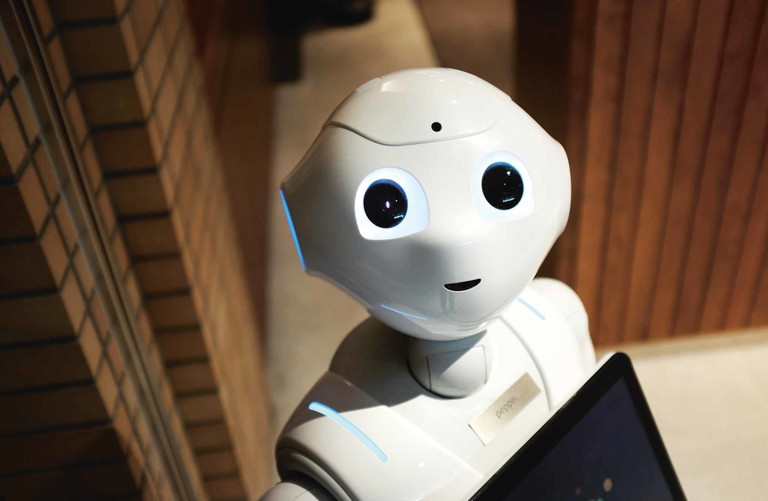 Sie sehen aus wie eine Kreuzung aus R2-D2, dem kleineren der beiden Star-Wars-Roboter, und einem Kindersitz. Sensoren weisen ihnen den Weg, in der Regel finden sie auch den richtigen Tisch.