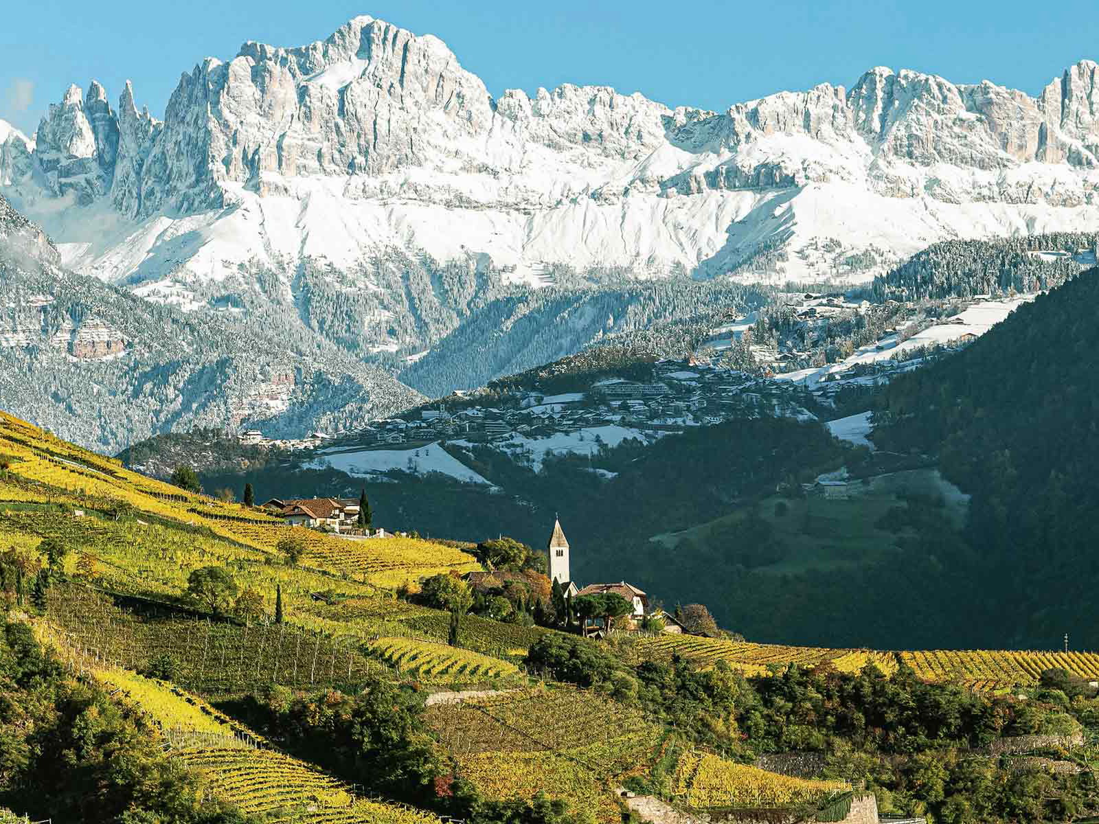 Steile Weinberge und Alpengipfel: Der große Unterschied zwischen Tages- und Nacht-temperaturen bringt Frische und Aromenreichtum in den Wein.