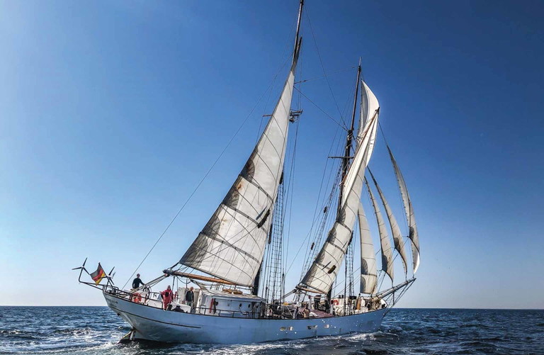 Das deutsche Unternehmen »Timbercoast« transportiert unter anderem Kaffee per Segelschiff und bringt die Ware auch auf dem Landweg ökologisch ans Ziel.