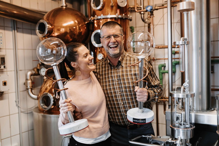 Hochprozentiges Duo in Gamlitz: Monika und Franz Tinnauer setzen auf höhergrädige Destillate.