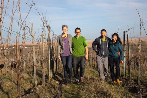 Kleinste Landeshauptstadt, große Emotion: In und vor der Selektion Vinothek darf mit besten Weinen »gechillt« werden.