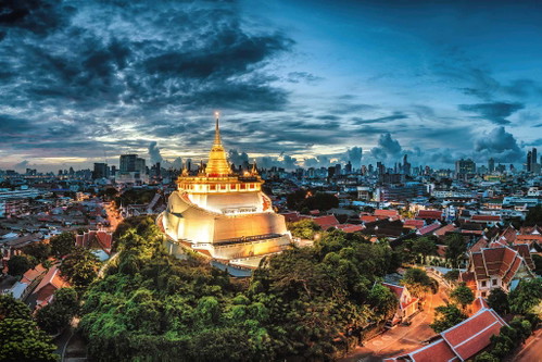 Der Wat Saket oder »Tempel des Goldenen Berges« liegt nur wenige Gehminuten vom Nang-Loeng-Markt entfernt, dem wahrscheinlich ältesten Markt Bangkoks