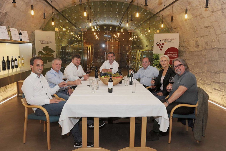 Die Weinexperten beim Meeting in der Weinbauschule Eisenstadt: Georg Prieler, Thomas Kopfensteiner, Albert Gesellmann, Herbert Oschep, Andreas Liegenfeld, Eva Ackerl, Peter Moser (v. l.).