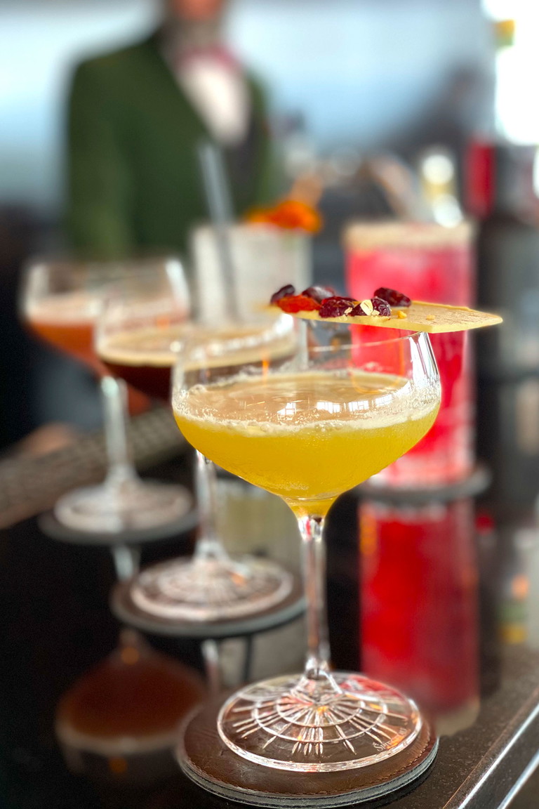Martini Gläser: Vin Basil (hinten), No'spresso (Mitte), Broken Heart (vorne) / Longdrink Gläser: Black Fizz (links), Sugo di Frutta (rechts)&nbsp;