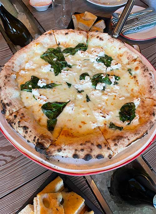 Pizza Bianca mit Schafskäse