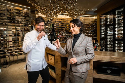 Sven Wassmer mit Amanda Wassmer-Bulgin im Weinkeller des »Grad Resort Bad Ragaz«