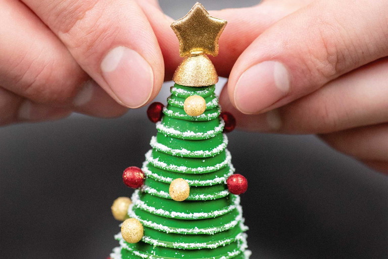 Nur echt mit Stern auf der Spitze: ein Tannenbaum aus der Hand von Patissier-Superstar Amaury Guichon.&nbsp;
